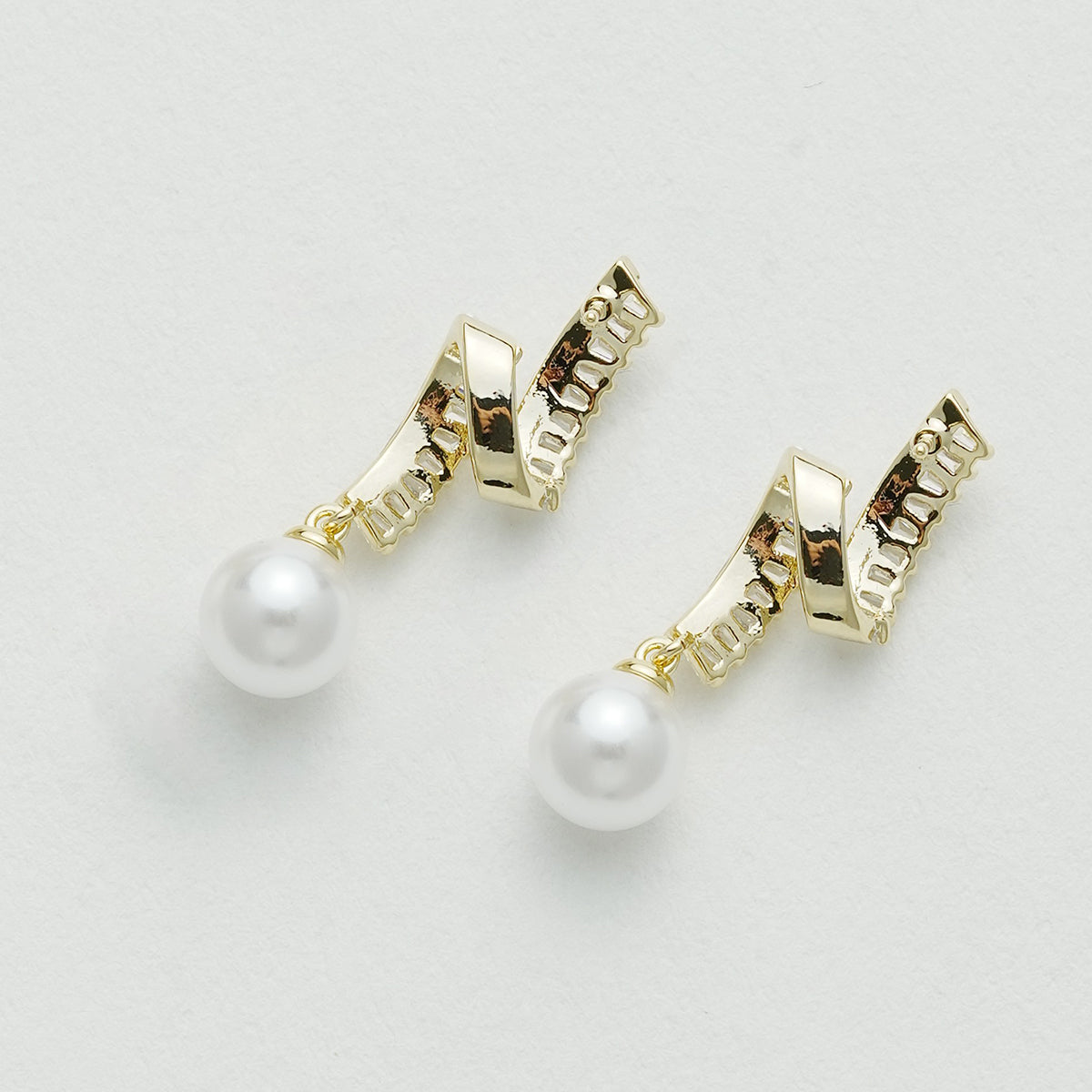 星河のように流れるパールイヤーカフ