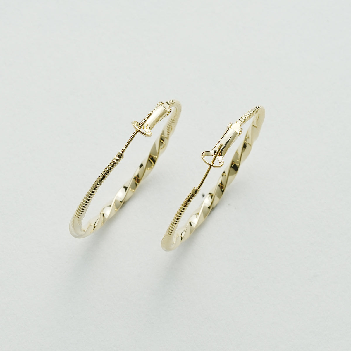 精巧なクリスタルダイヤモンドイヤーカフ