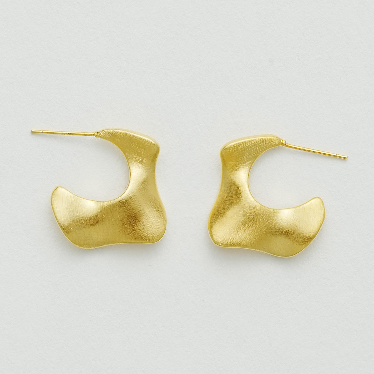 規則的なプレート波形ピアス