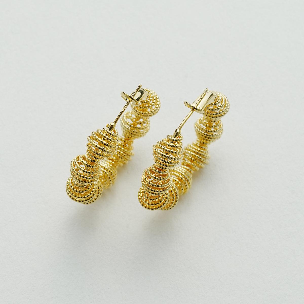 不規則なワイヤーリングイヤリング