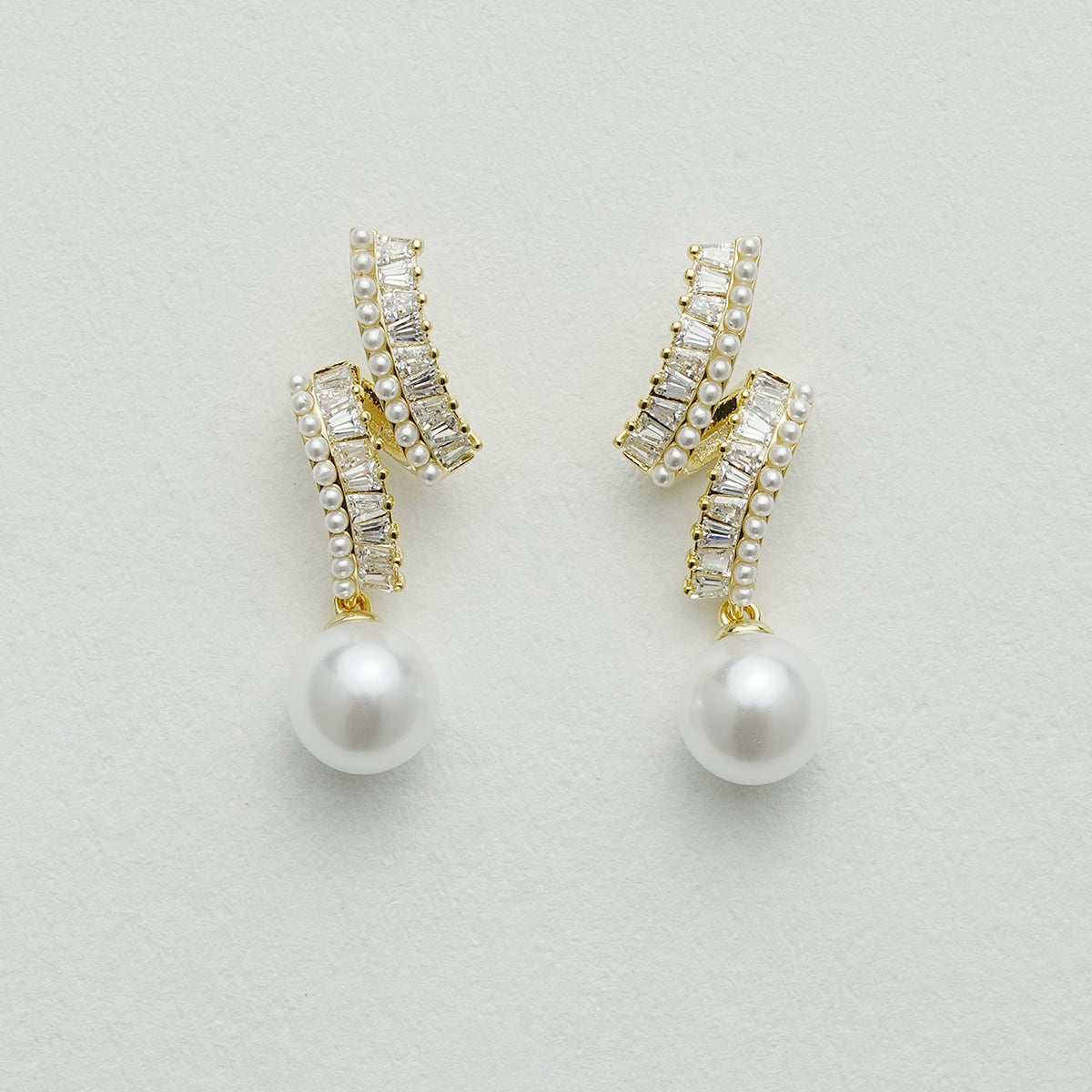 星河のように流れるパールイヤーカフ