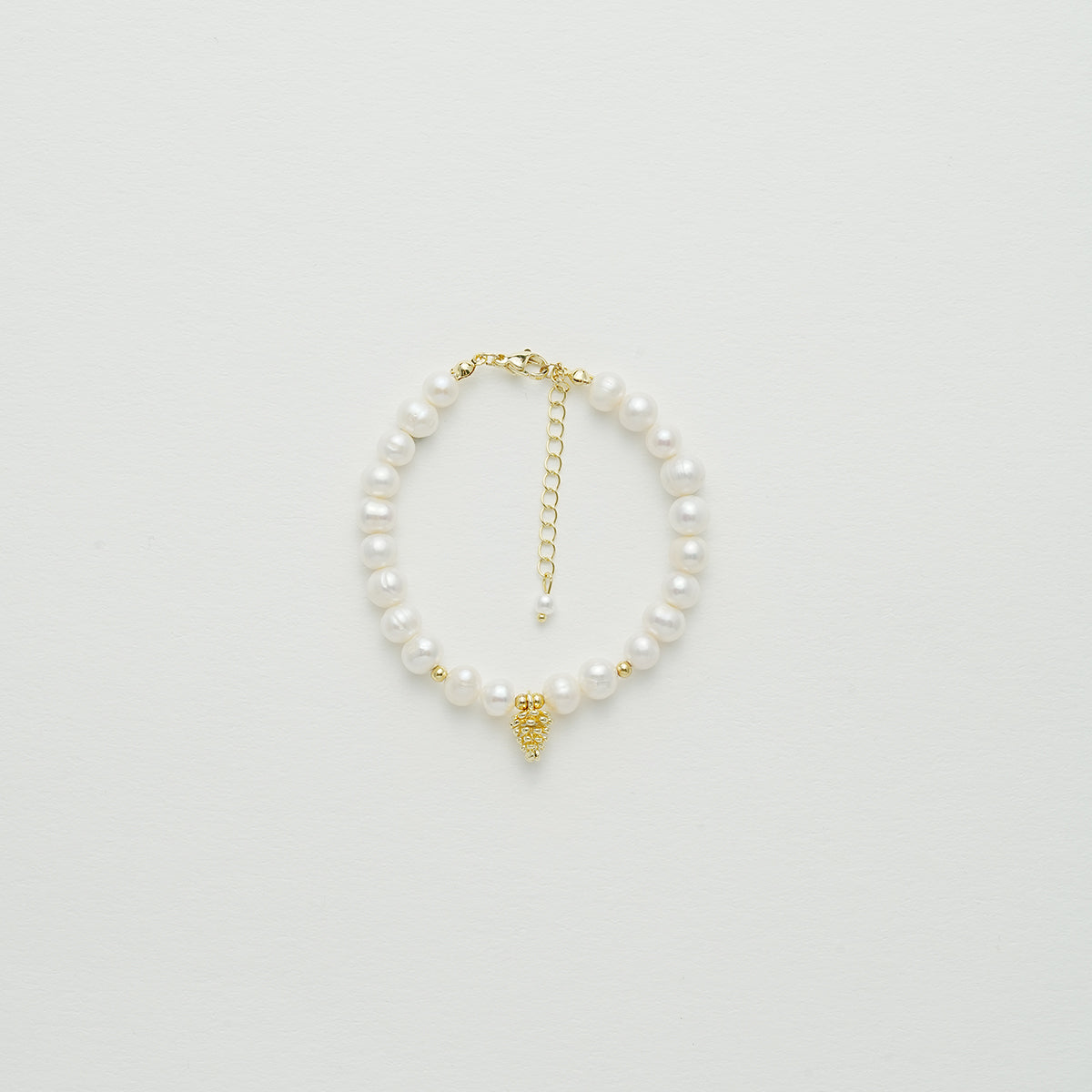 淡水パールと松ぼっくりのブレスレット