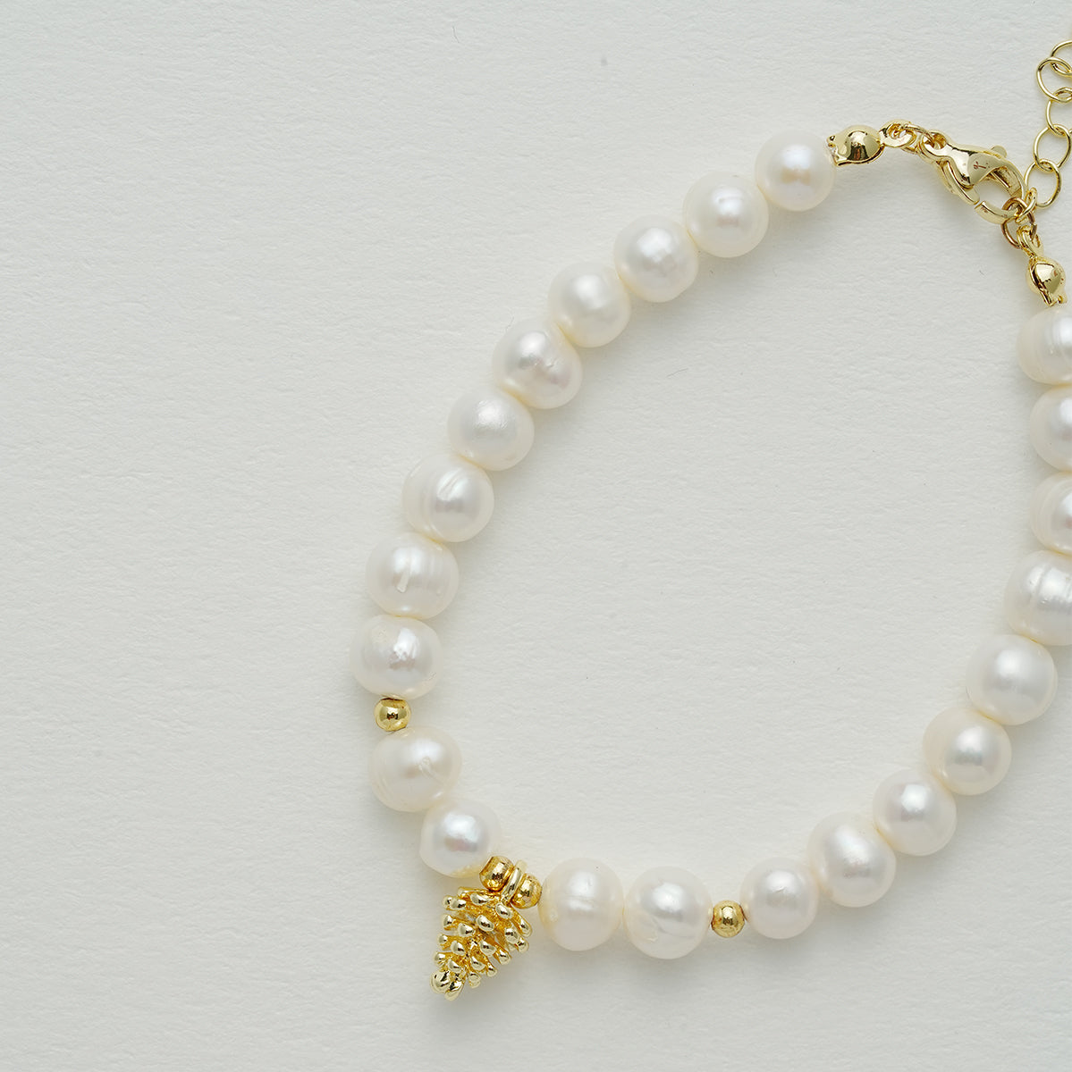 淡水パールと松ぼっくりのブレスレット