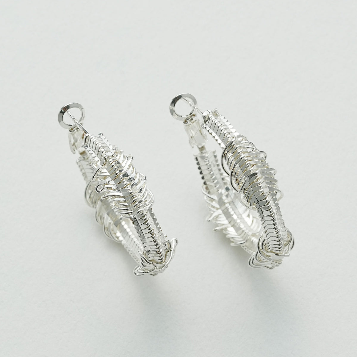 波の光イヤーカフ