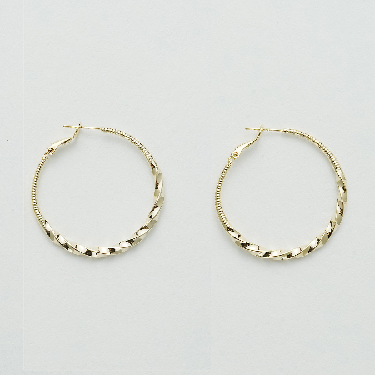 精巧なクリスタルダイヤモンドイヤーカフ