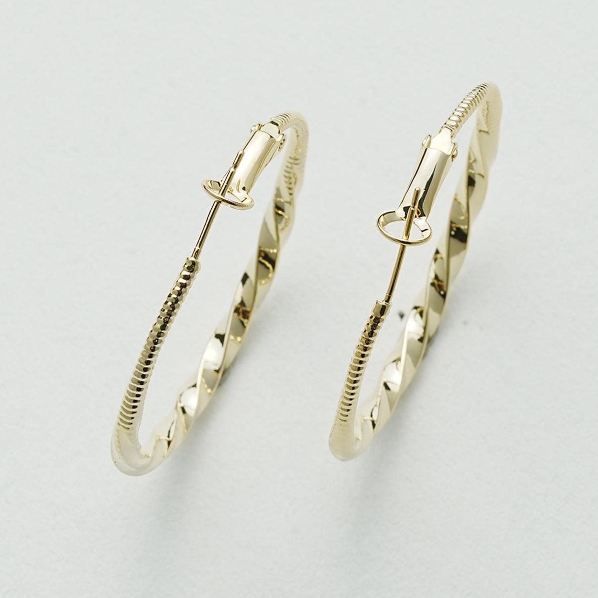 精巧なクリスタルダイヤモンドイヤーカフ