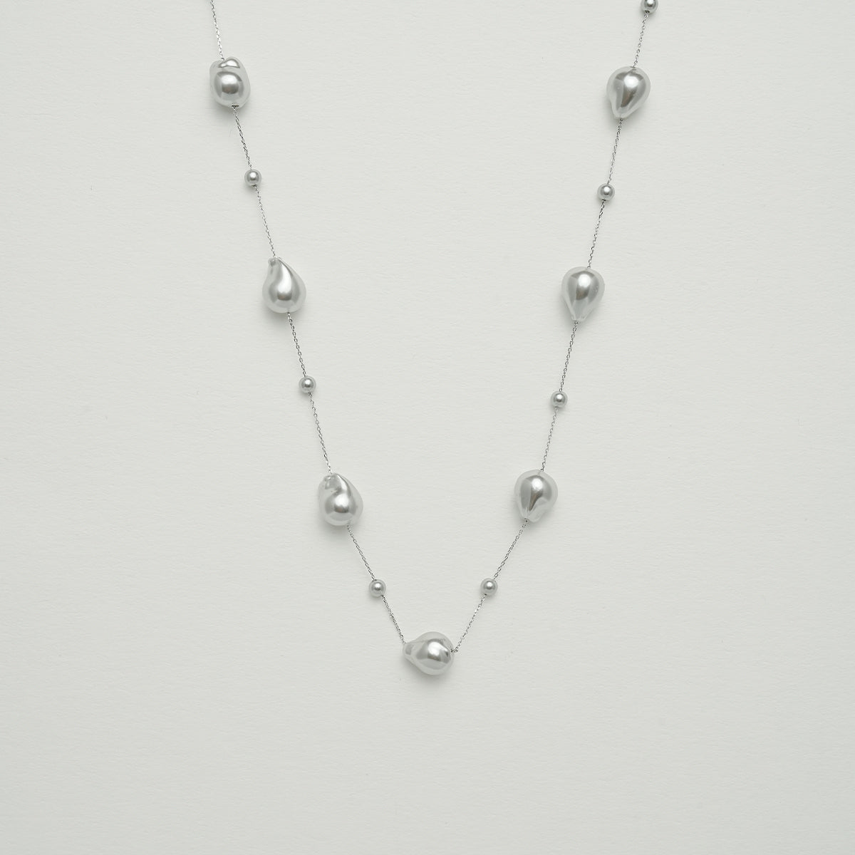 グレーのパールネックレス