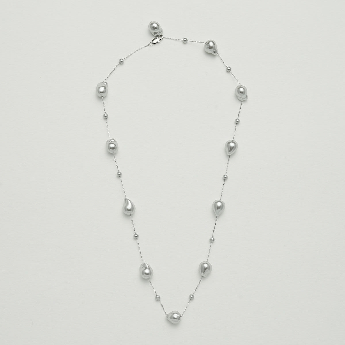 グレーのパールネックレス