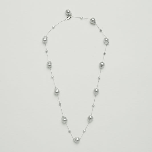 グレーのパールネックレス