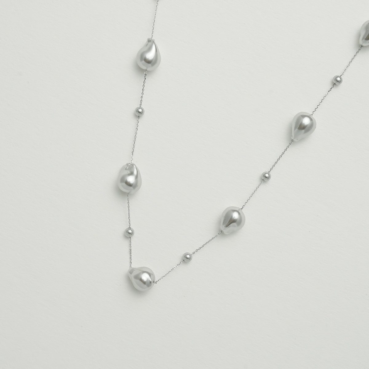 グレーのパールネックレス