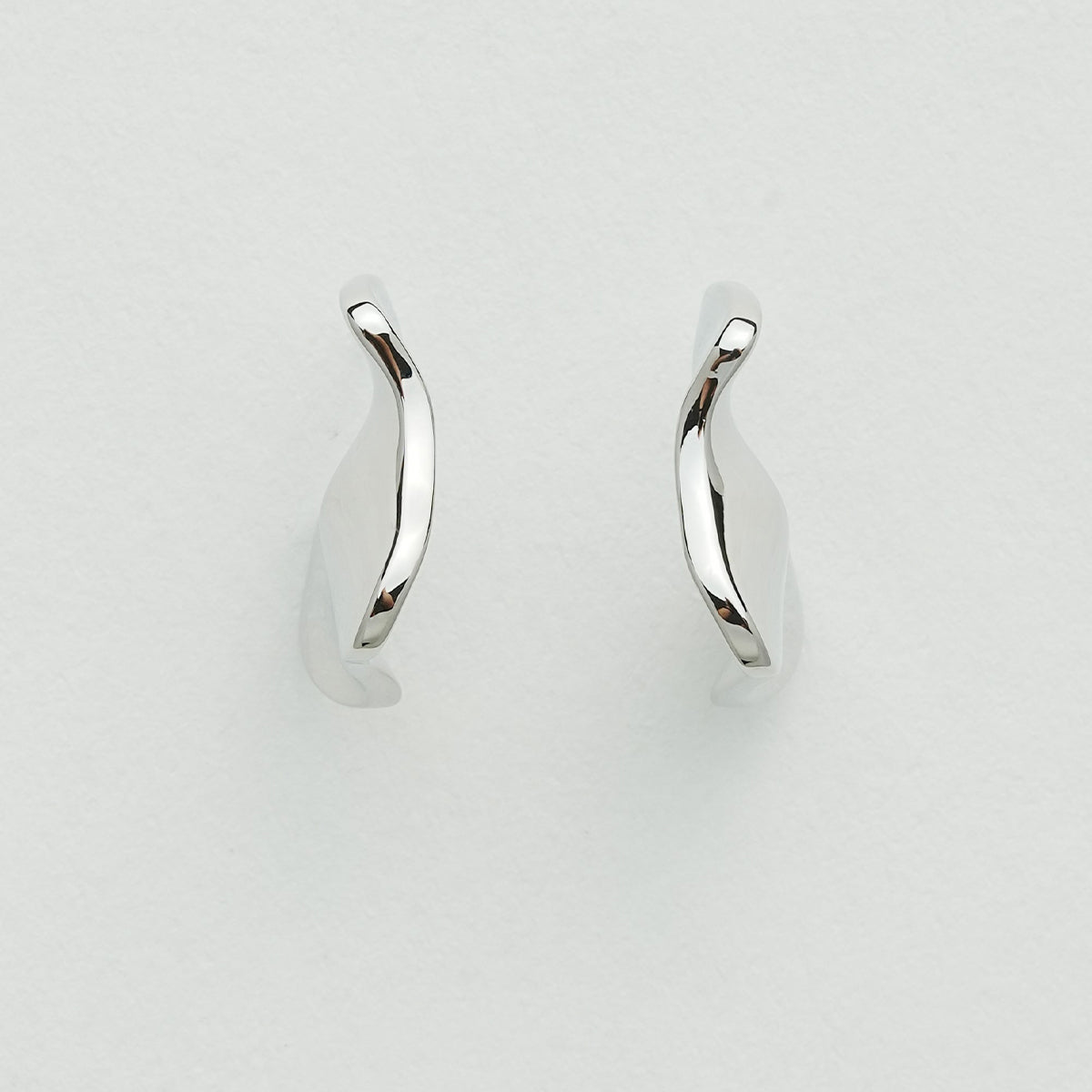 規則的なプレート波形ピアス