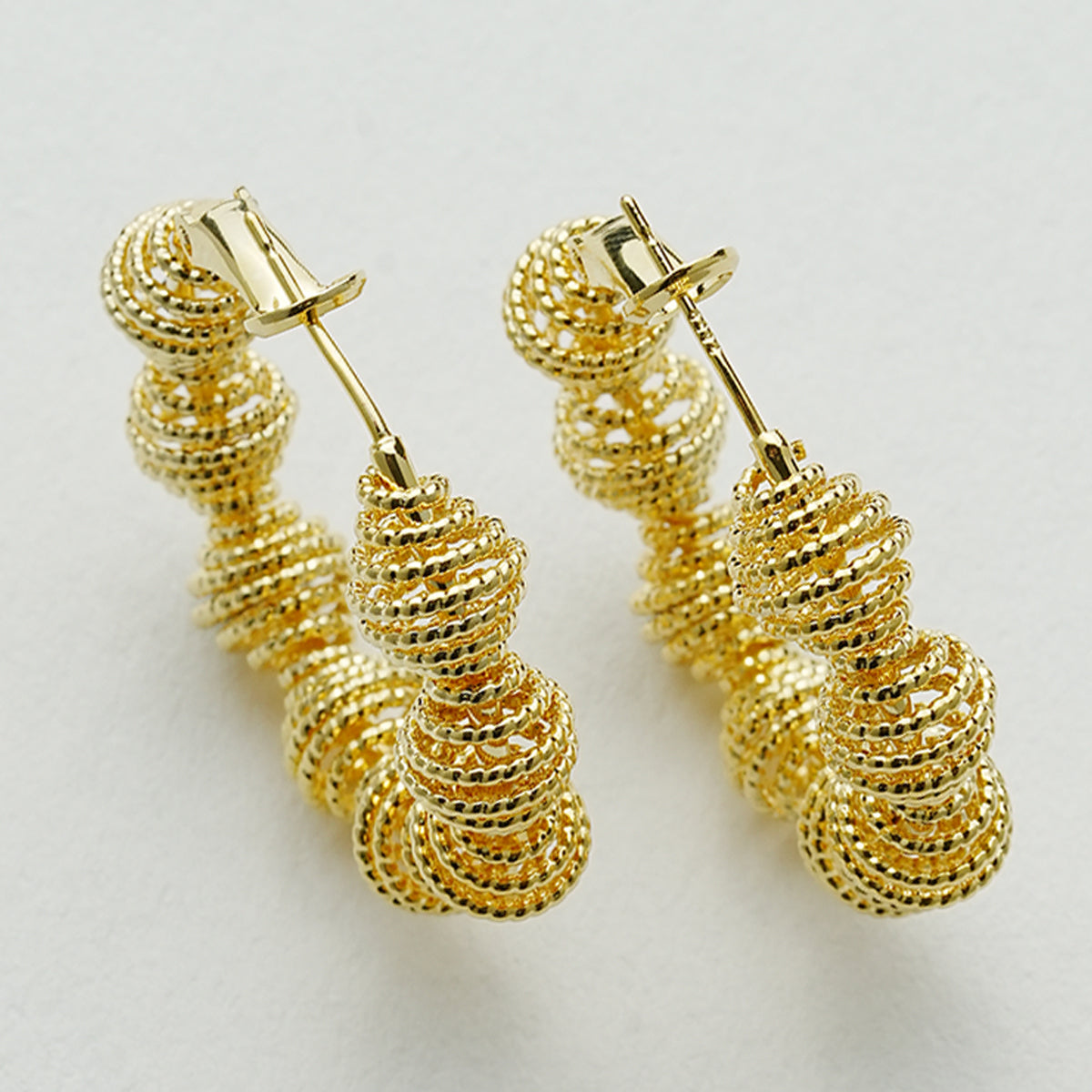 不規則なワイヤーリングイヤリング