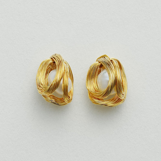 ハンドメイドのワイヤーパールピアス