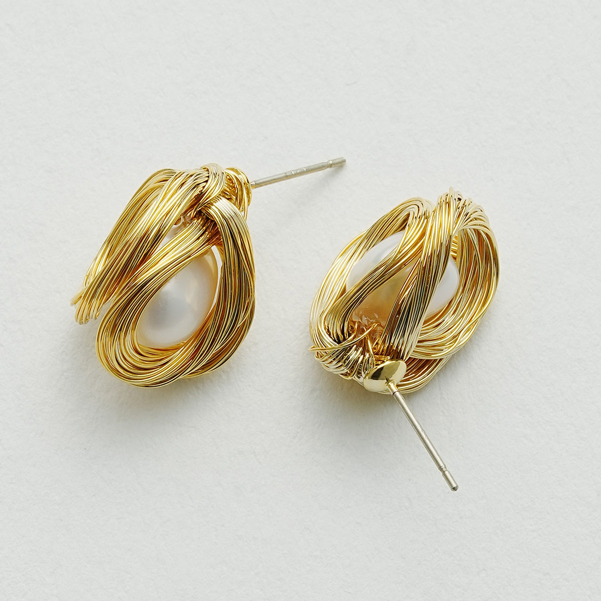 ハンドメイドのワイヤーパールピアス