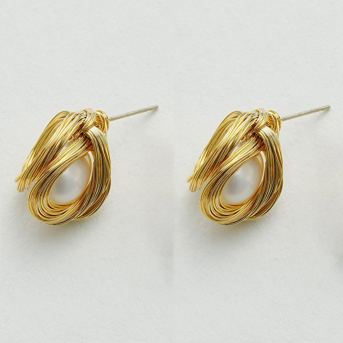 ハンドメイドのワイヤーパールピアス